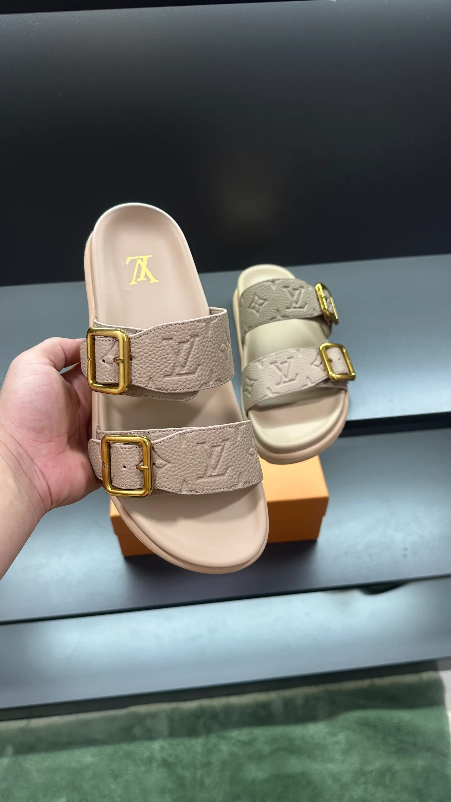 P340 🔍LV Men's Spring and Summer Slippers Counter Synchronization. The uppers are imported cowhide fabrics from Italy, with logo graphics and high-quality craftsmanship. Soles: original soles specially provided by the original factory. Exclusive movable molded soles are super comfortable. Original factory follow-up orders. 🔍🔍High quality. You can enter and leave the counter at will. Welcome to compare. Code number 38-45 No. 058